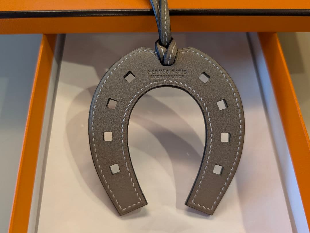 期間限定お値引き新品未使用✨️HERMES パドック チャーム グリアスファルト