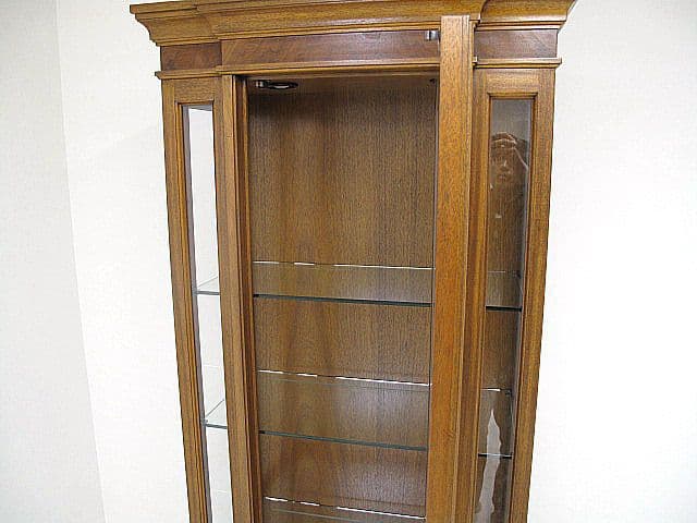 ドレクセルヘリテイジ「フランチェスカ」ウォールナット材キュリオケース　※照明不良