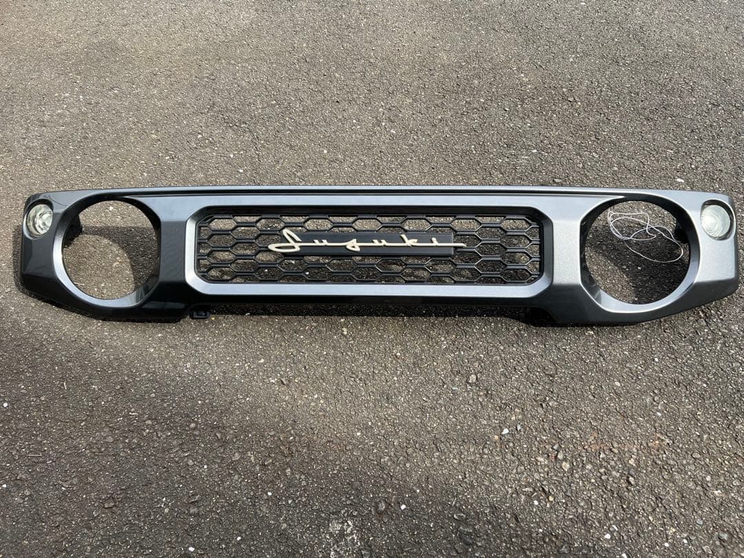 スズキ グリル ブラック ハニカムメッシュ　筆記体エンブレム