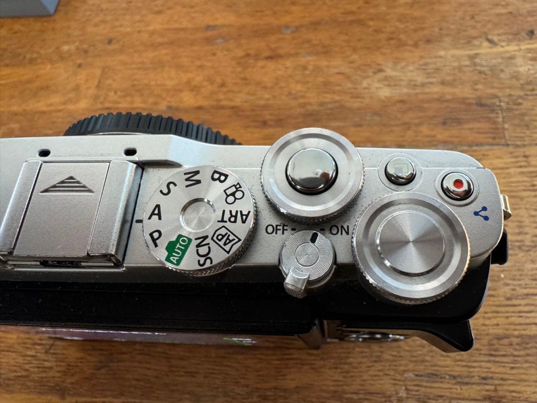 OLYMPUS PEN E-P7＋充電器＋バッテリ３個