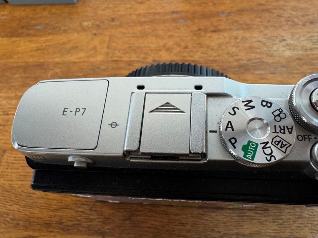 OLYMPUS PEN E-P7＋充電器＋バッテリ３個