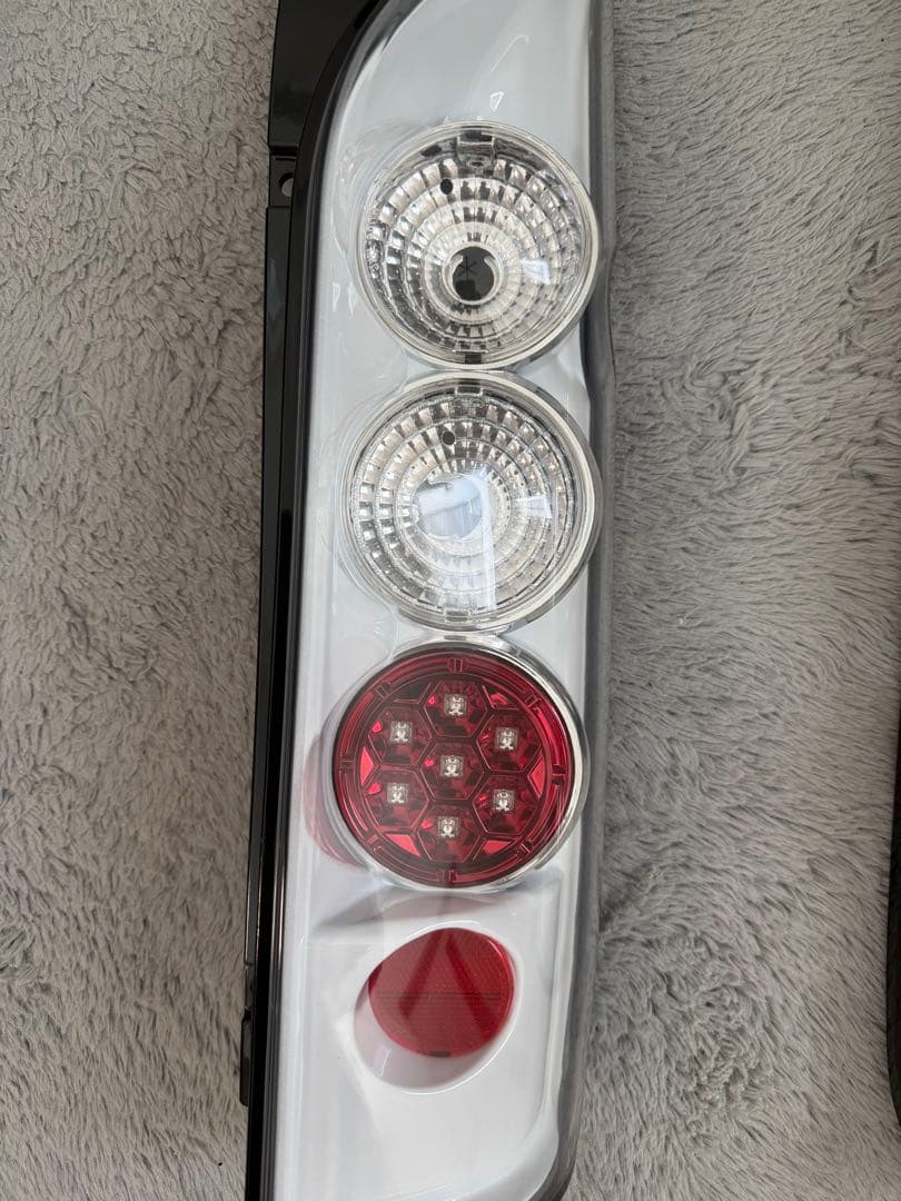 ハイエース200系ユーロテールLEDテールランプ 左右セット クリア/レッド