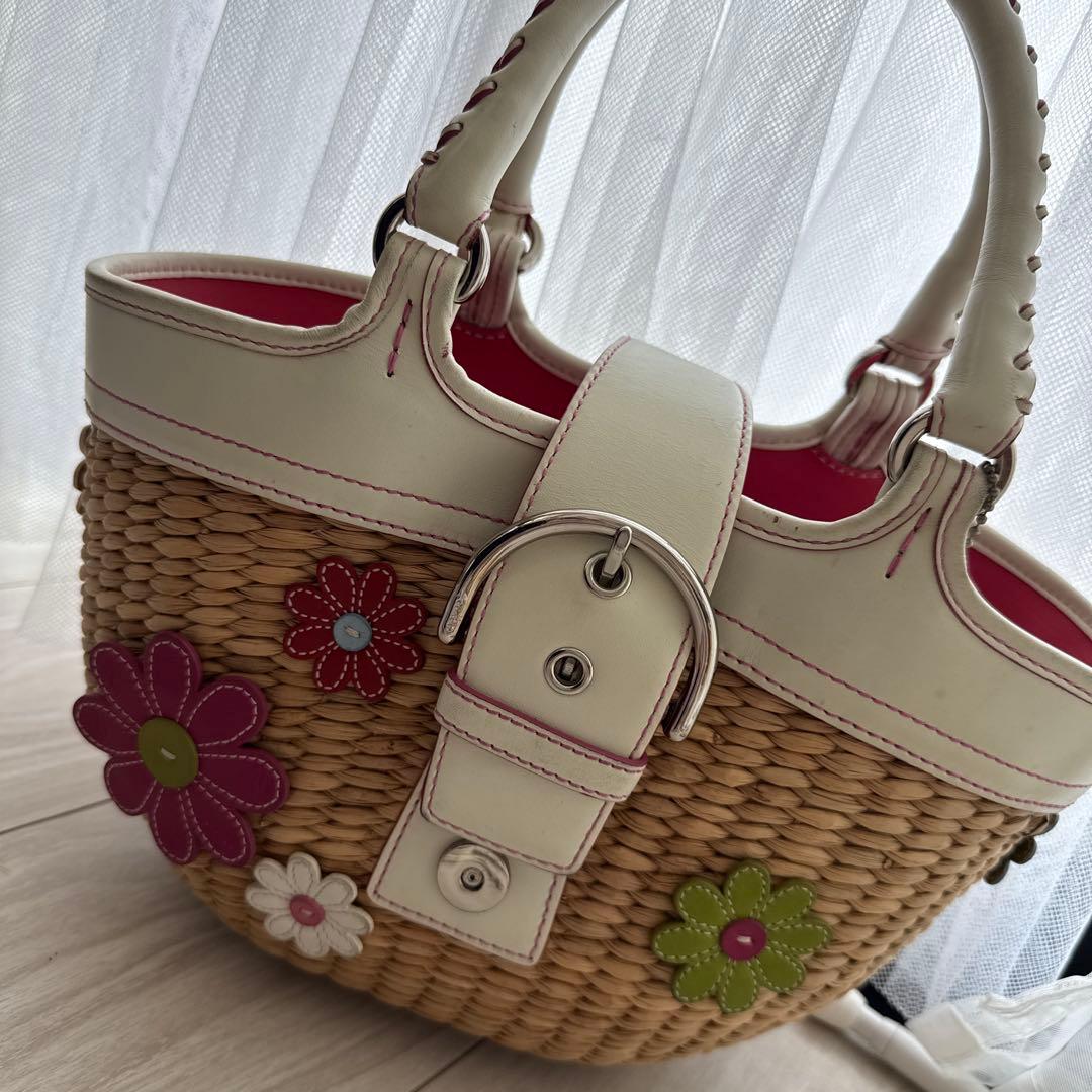 yuki 　COACH 花モチーフ付きベージュかごバッグ
