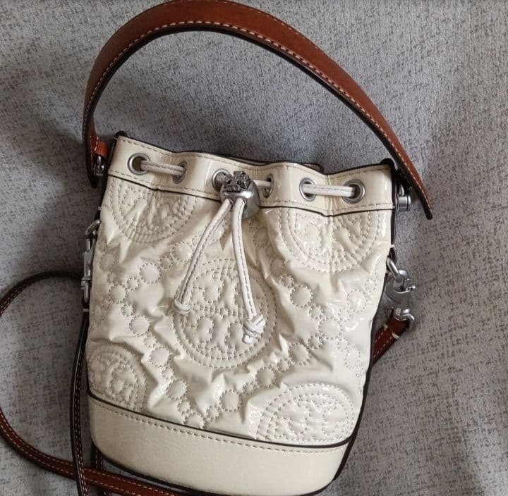 Tory Burch　トリーバーチ Tモノグラム パテントミニバケットバッグ