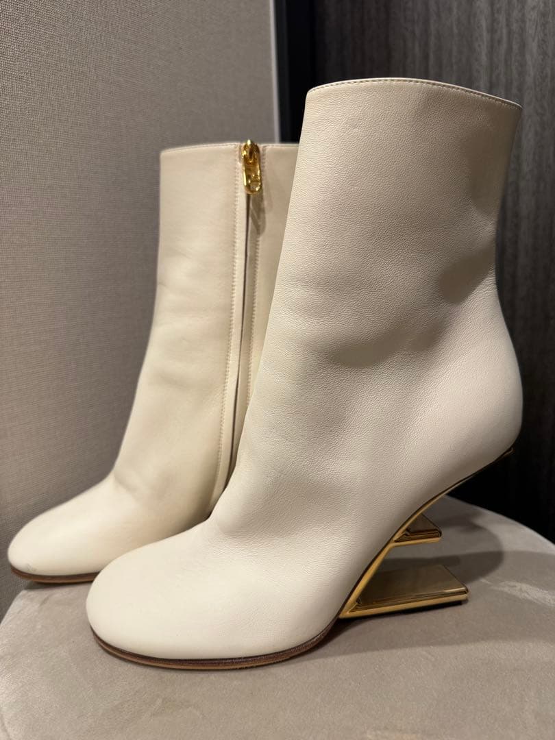 Sora専用ホワイトレザー ブーツ ゴールドヒール　桐谷美玲さん着用