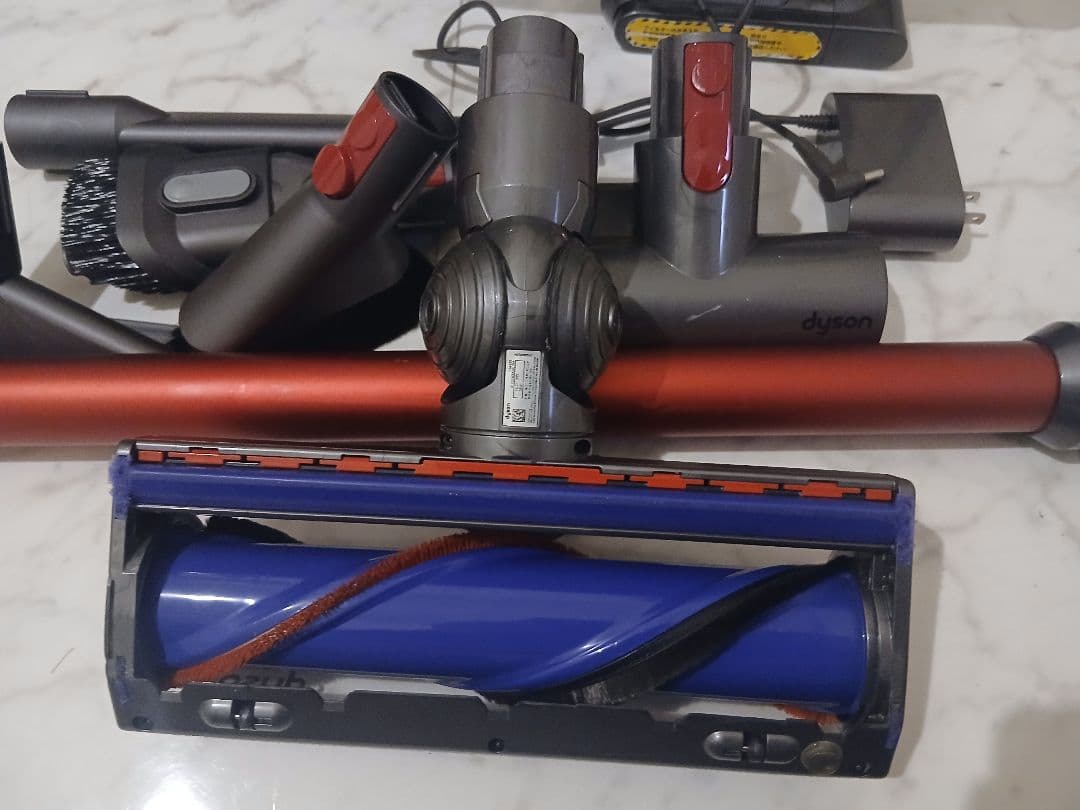 雨*郎様 Dyson V10／SV12 Fluffy 本体＋付属品 動作確認済