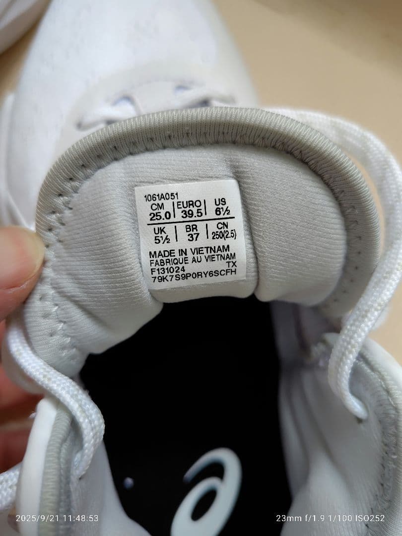 アシックス ノヴァサージロー2 25.0美品 NOVA SURGE Low2