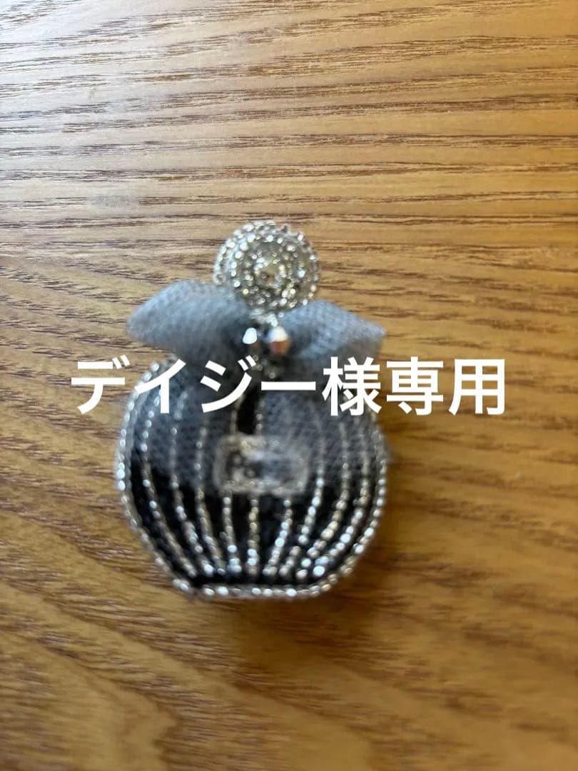 イマナパリ　香水ボトルデザイン ブローチ