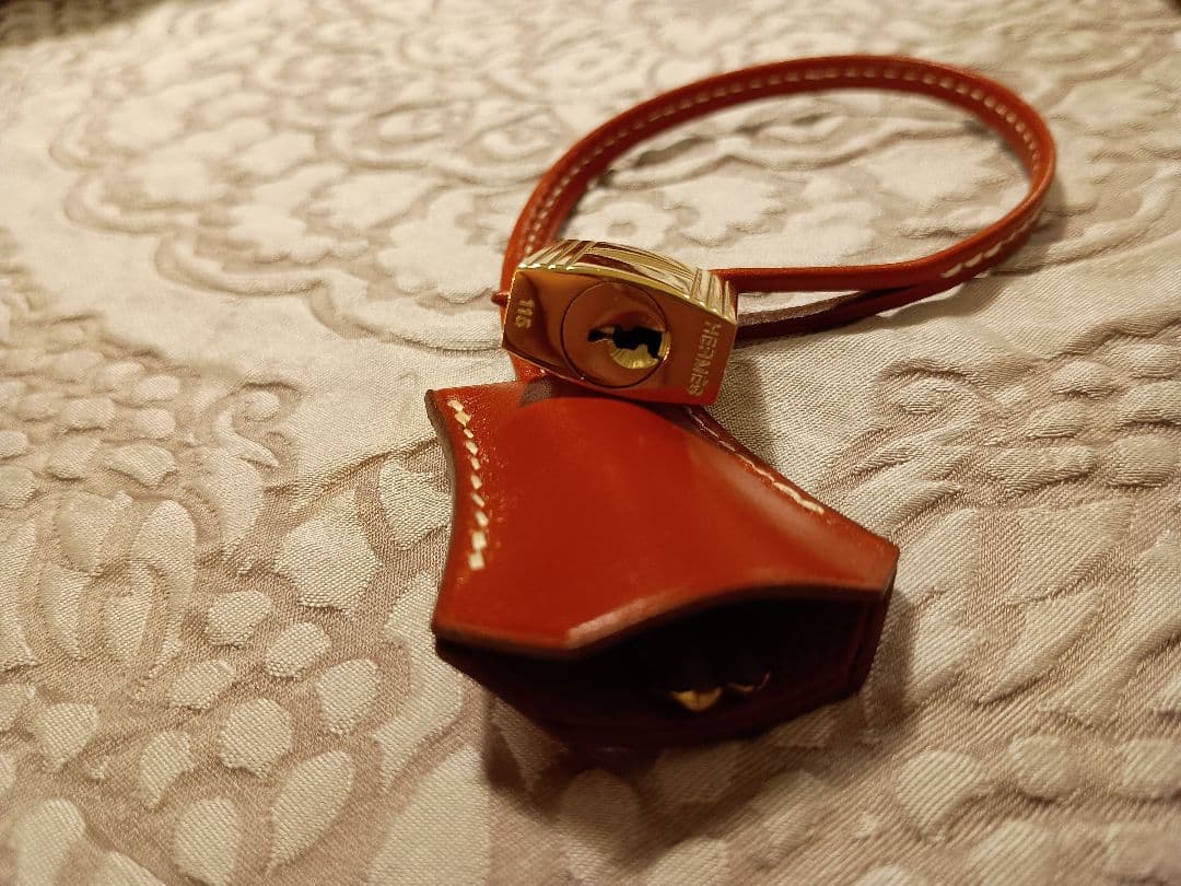 エルメス ケリーバッグ バーガンディ色の付属品 カデナ、クロシェット、鍵