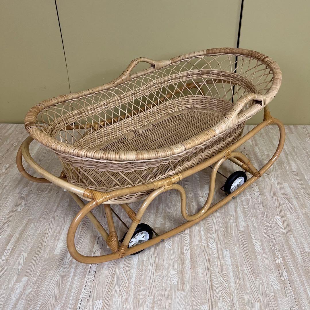 ☆程度良好☆　籐のベビーベッド　ゆりかご　格納式ローラー付