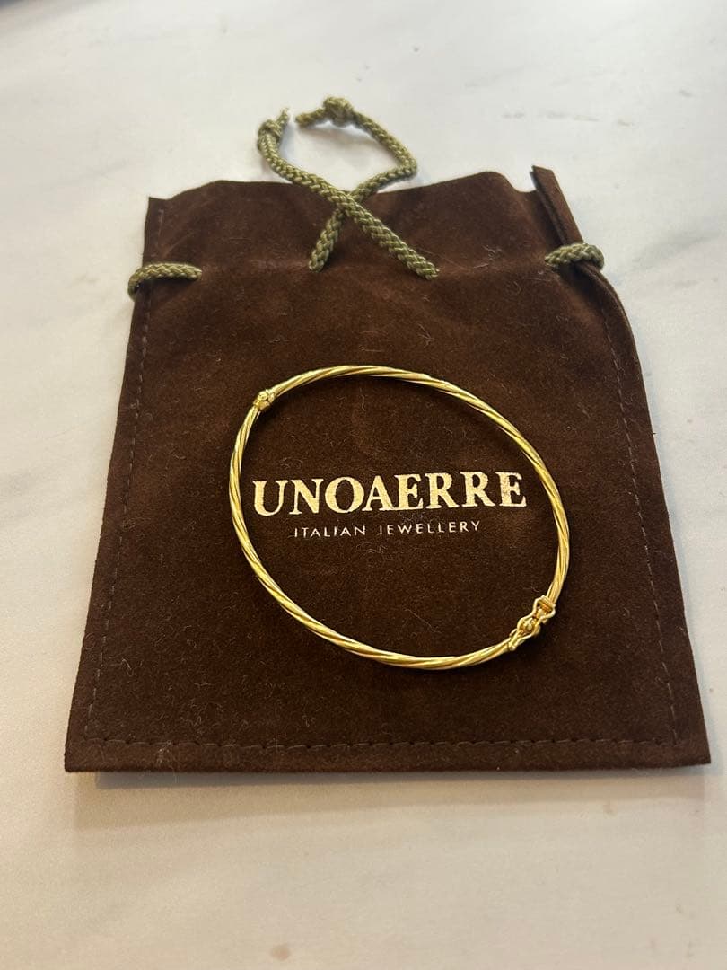 ウノアエレ／ゴールド ツイストデザイン バングル