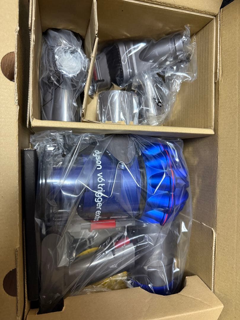 Dyson V6 ハンディクリーナー本体とアタッチメント