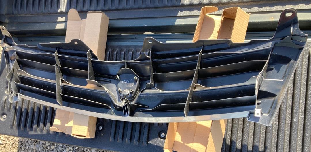 トヨタ　イスト　純正フロントグリル　美品