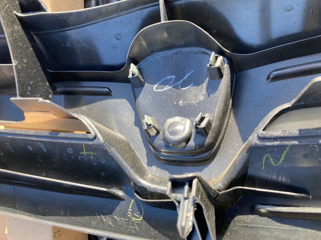 トヨタ　イスト　純正フロントグリル　美品