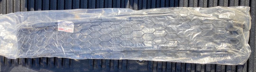 トヨタ　イスト　純正フロントグリル　美品