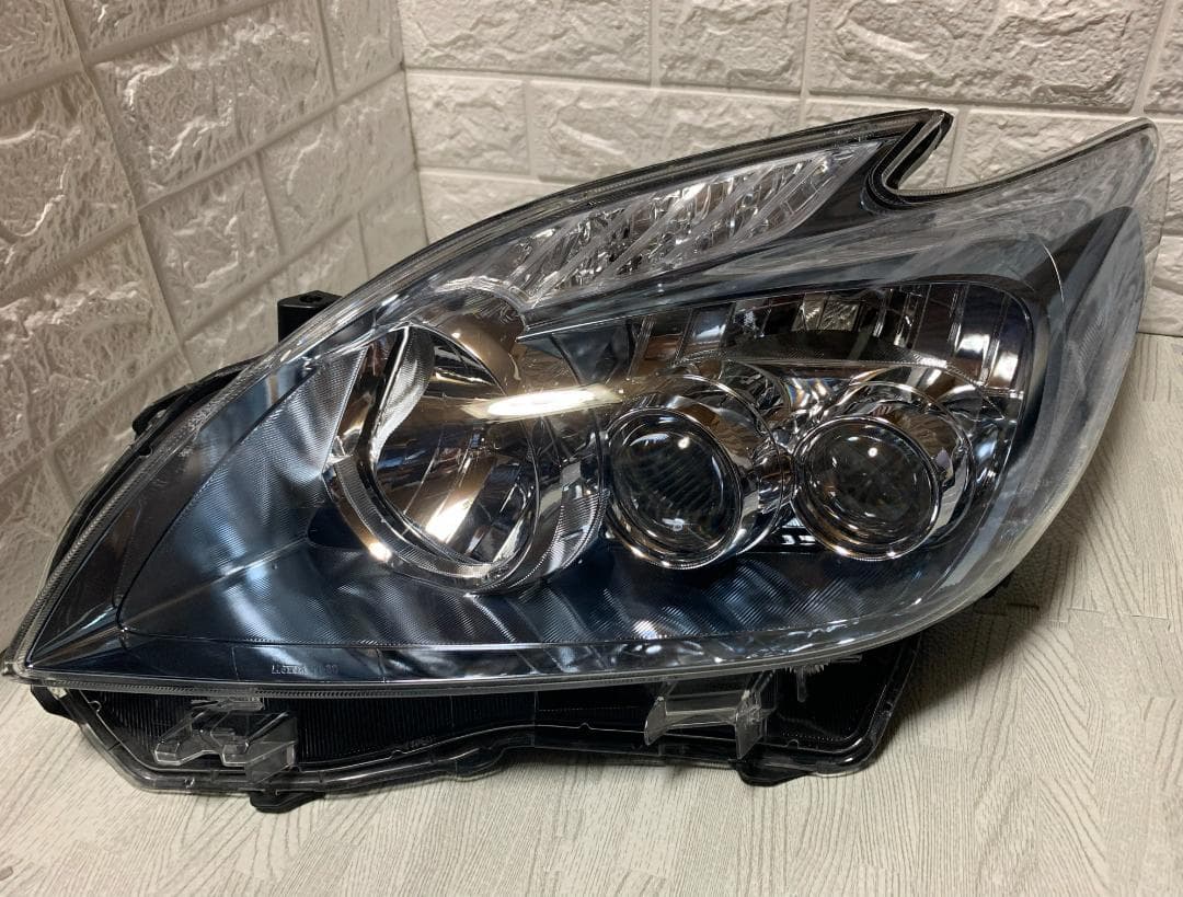 美しいオリジナルヘッドライト（左側）トヨタ プリウス ZVW30 ツーリング