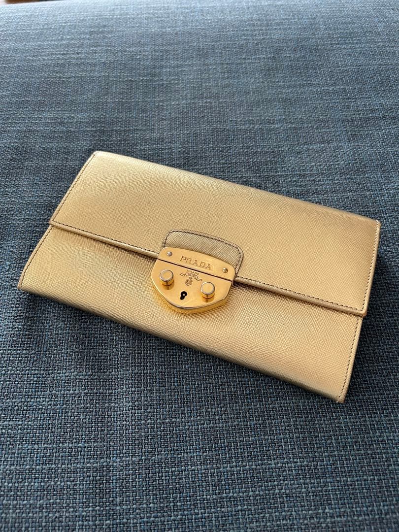 PRADA ゴールド クラッチバッグ