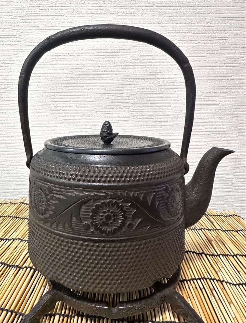 未使用品　昭和期南部岩鋳造　１５型草華文様　南部鉄瓶　南部鉄器　鉄瓶