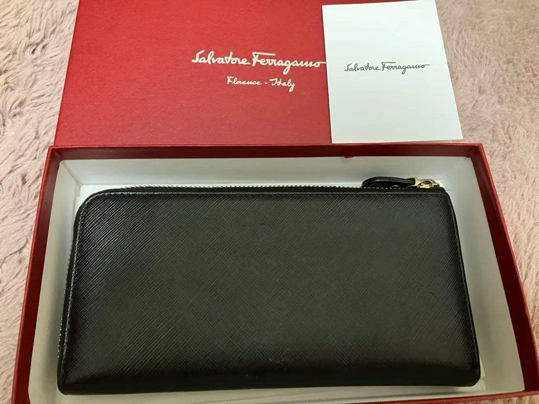 Salvatore Ferragamo ブラック長財布