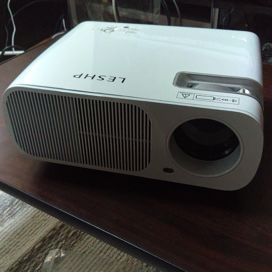 【再々値下げ】夏休みの思い出を大画面で！LESHP プロジェクター本体 ホワイト
