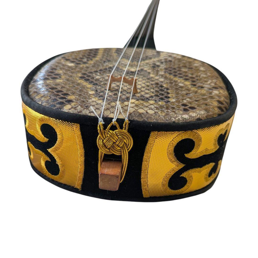 【極美品】沖縄 三線 本蛇革 強化張り 黒塗り棹 蛇皮 ハードケース 爪