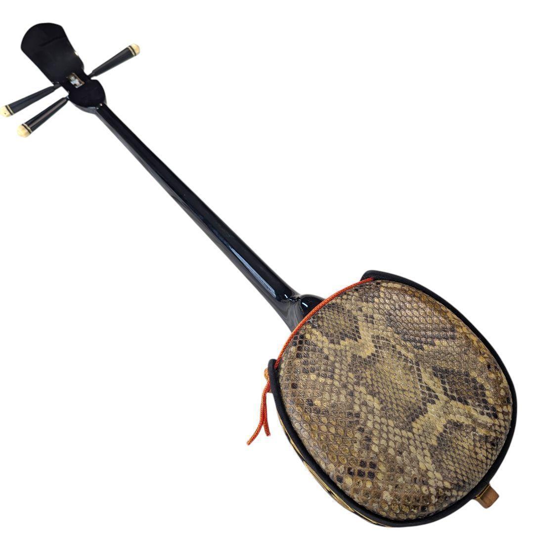 【極美品】沖縄 三線 本蛇革 強化張り 黒塗り棹 蛇皮 ハードケース 爪