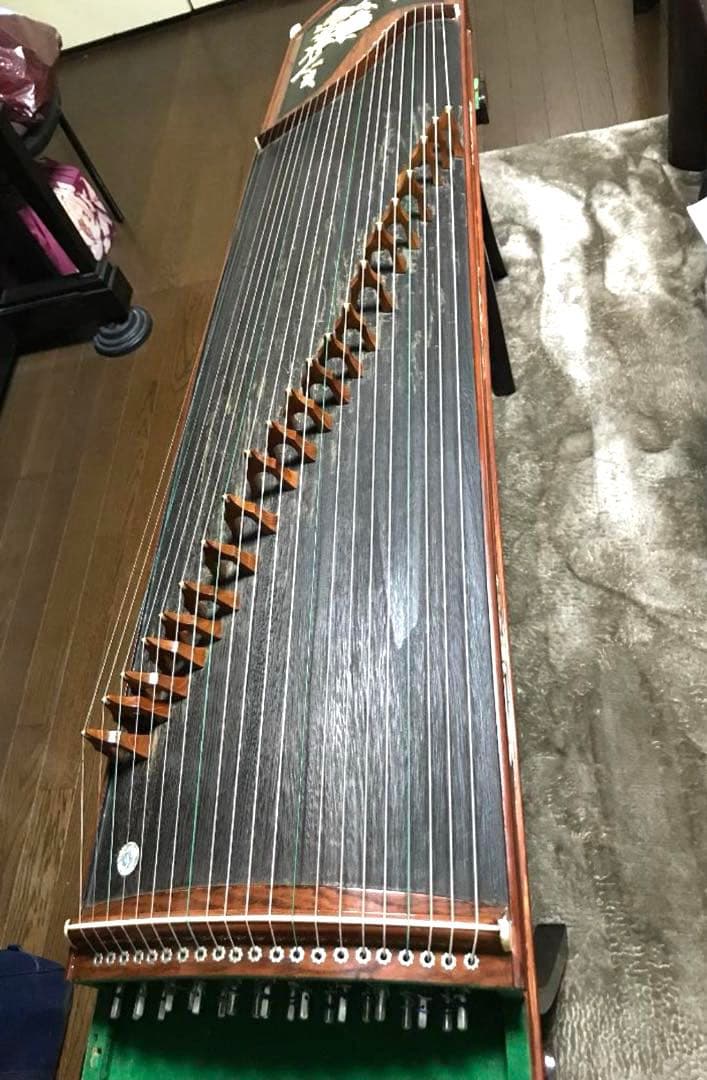 中国古筝21弦筝本体及びハードケース、立奏台、琴柱、調弦ハンマー、交換用新品弦