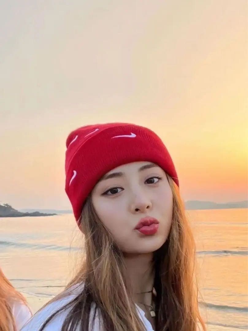 [レア] nikeビーニー 赤(Le Sserafimチェウォン、ユンジン着用)