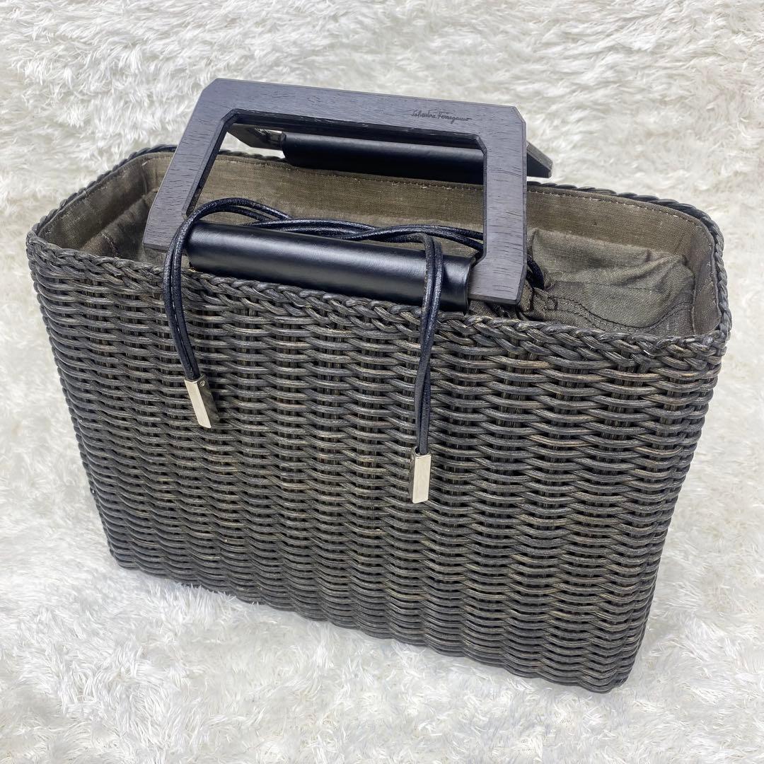 【希少✨良品】サルヴァトーレフェラガモ　ラタン　かごバッグ　巾着　黒　レザー　籐