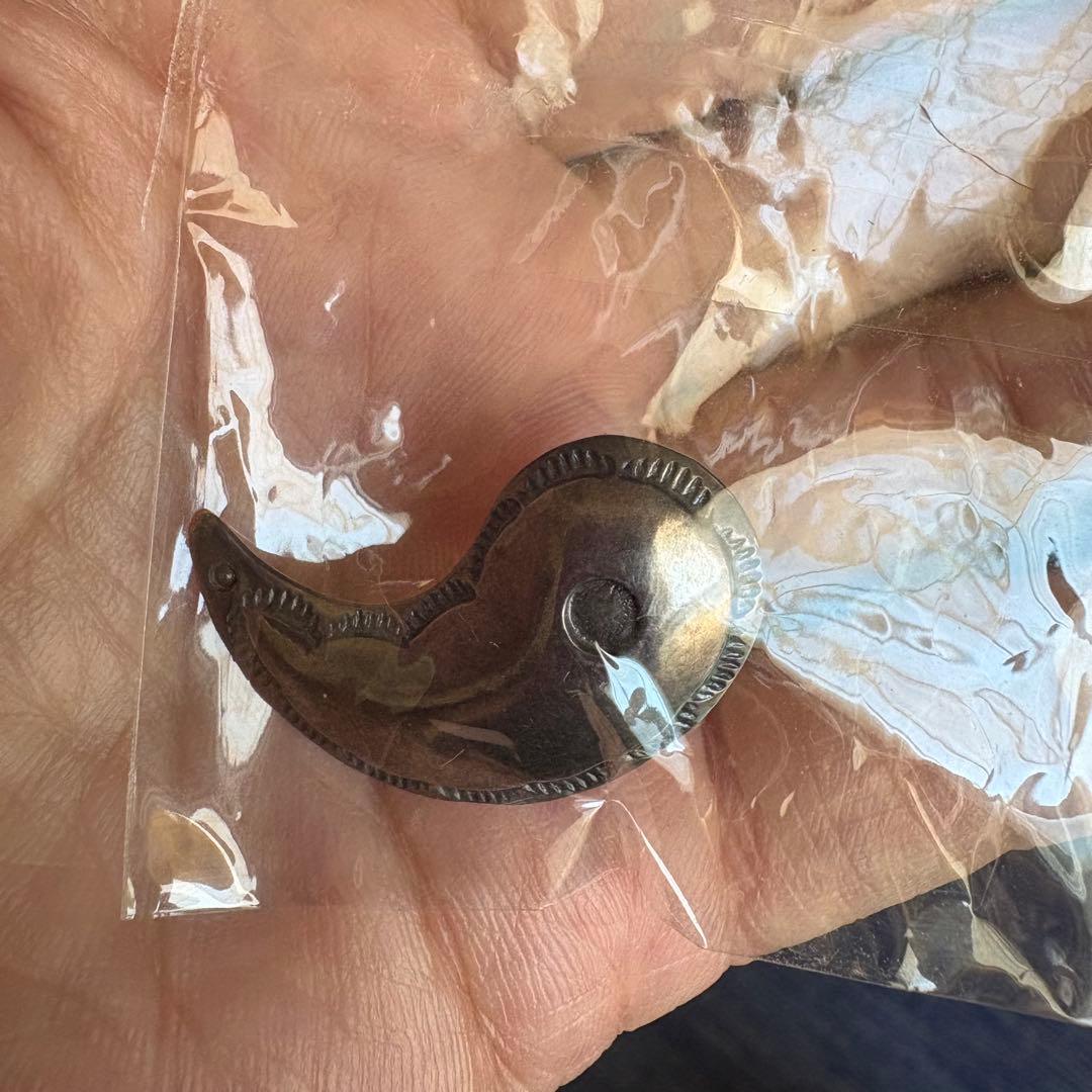 未使用　KAPITAL 勾玉　ブローチ　ピンバッジ