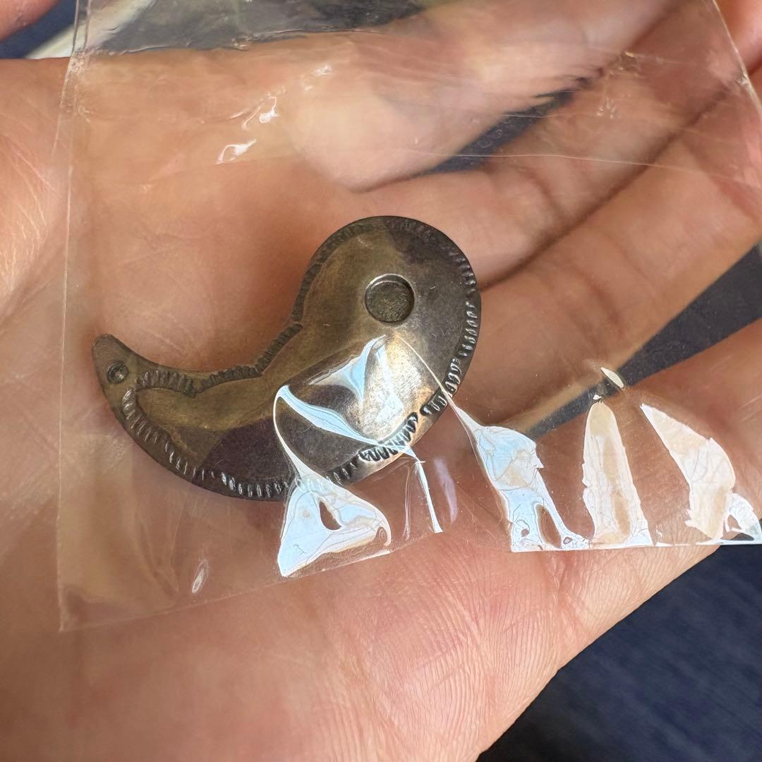 未使用　KAPITAL 勾玉　ブローチ　ピンバッジ