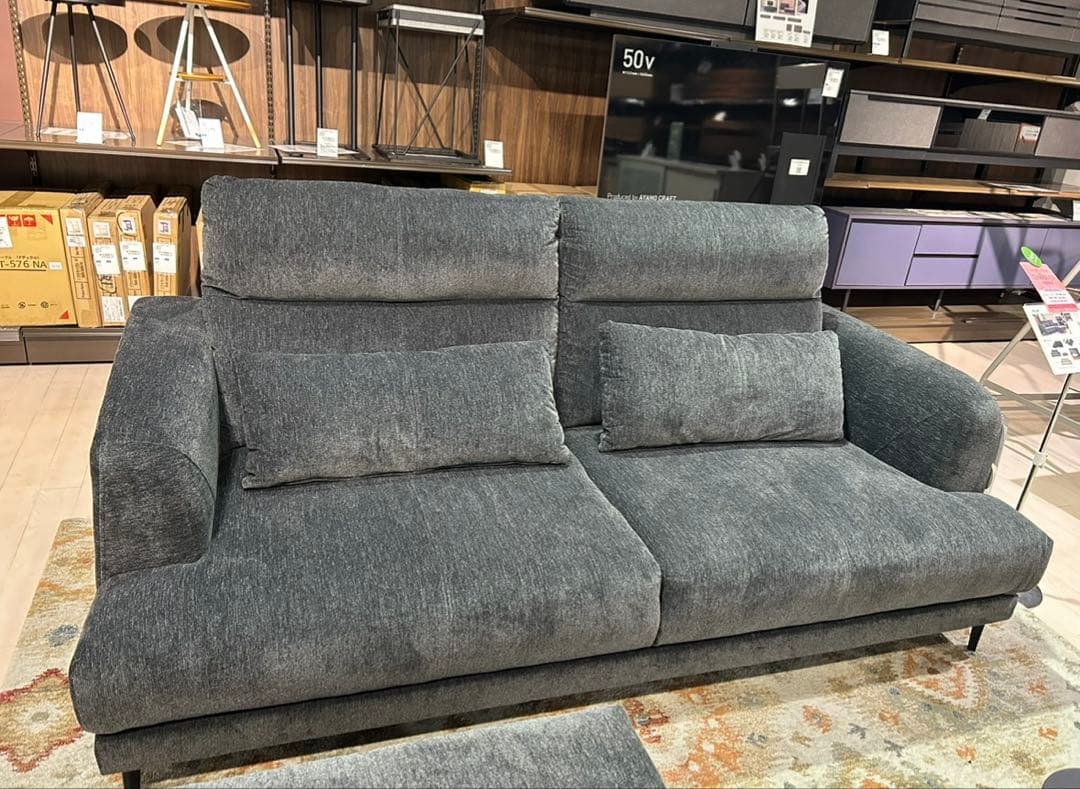 グレーの3人掛けソファ（クッション付き）