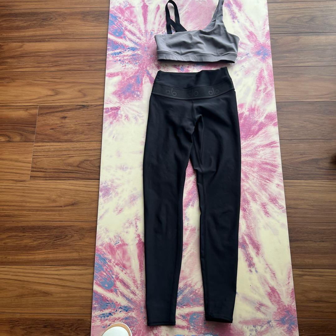 alo ヨガウェア ブラトップとレギンスセット