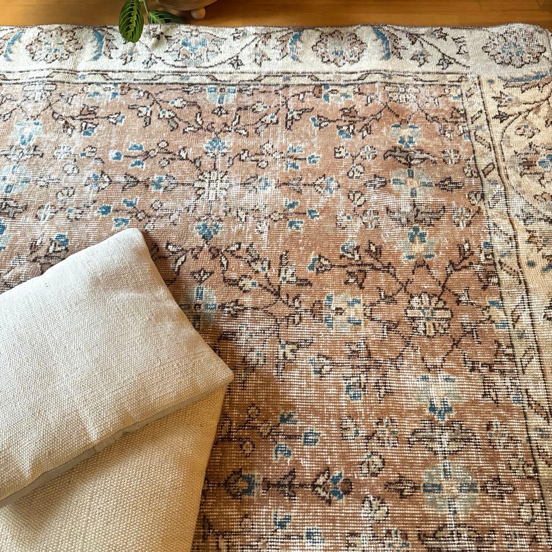 137×232大判ピンクベージュ×ブルー　草花ボタニカル　トルコヴィンテージラグ