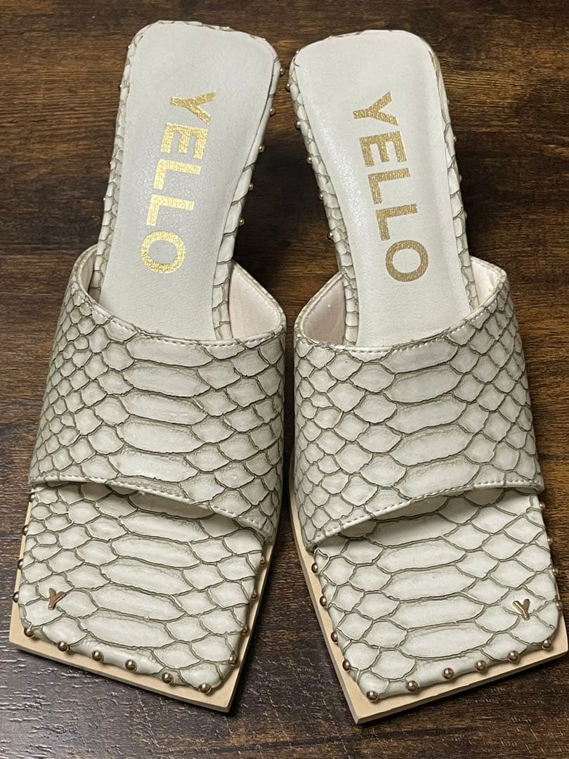 【美品】 YELLO ミュール　パイソン柄　ホワイト