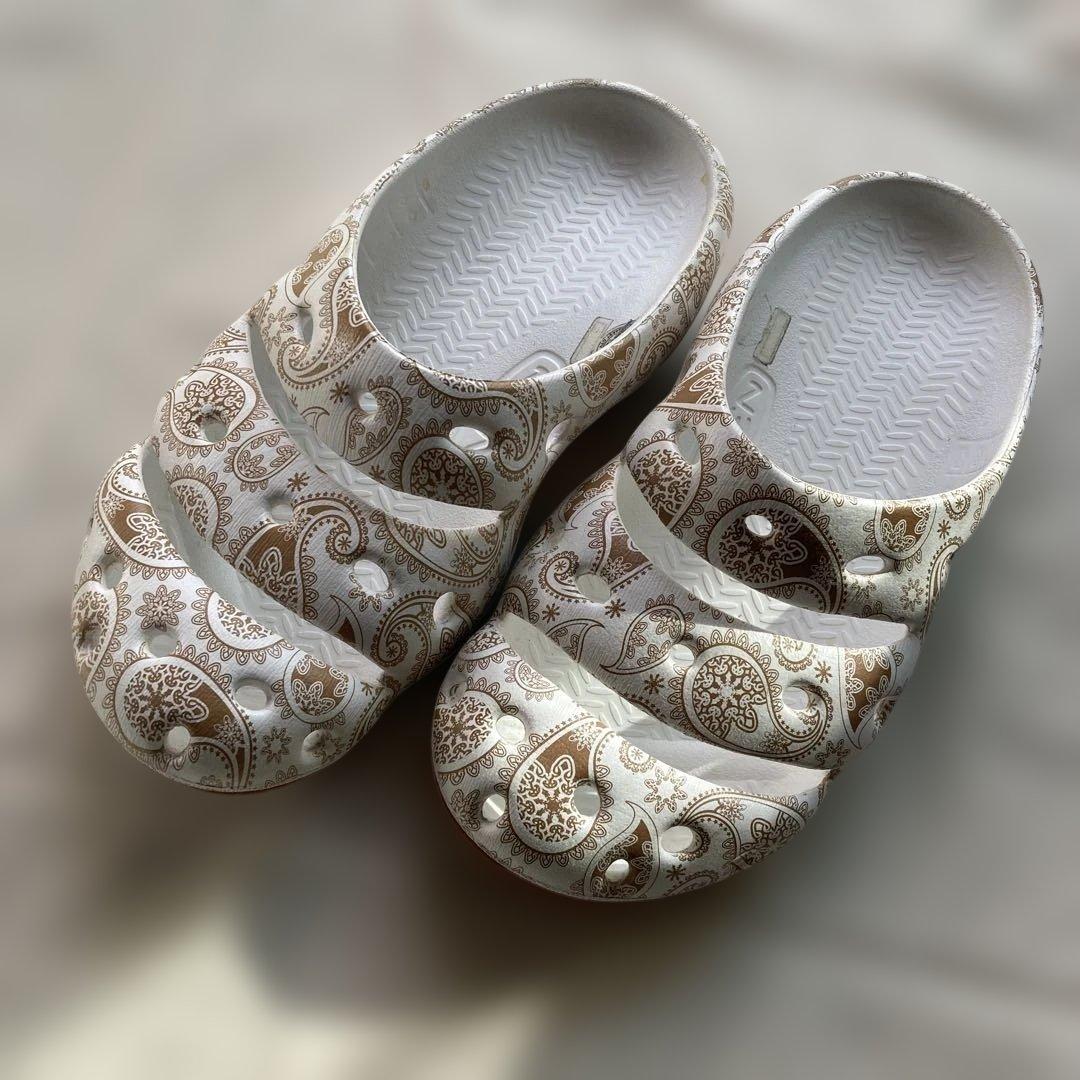 KEEN YOGUI サンダル　ペイズリー柄　ホワイト　26cm