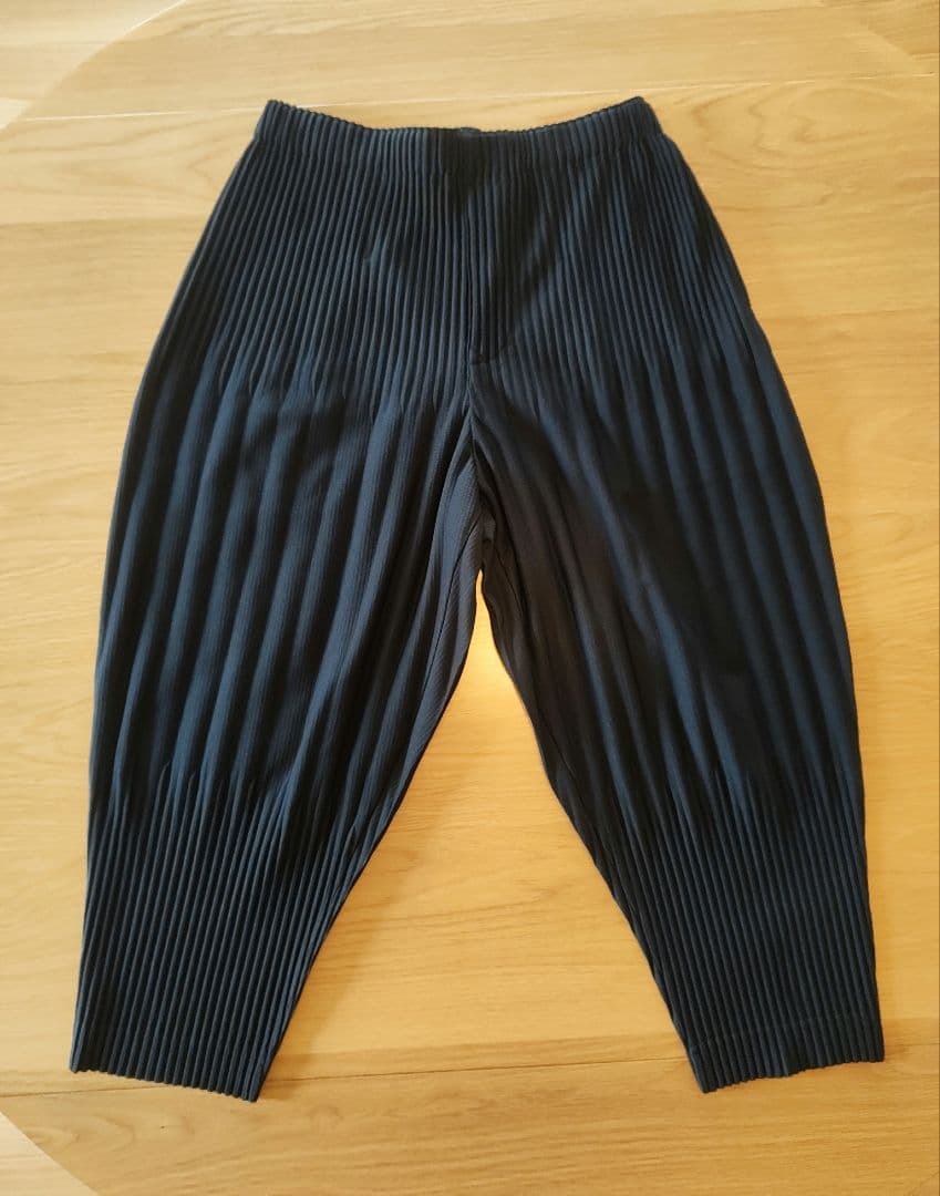 HOMME PLISSE ISSEY MIYAKE BASICS　パンツ　黒色