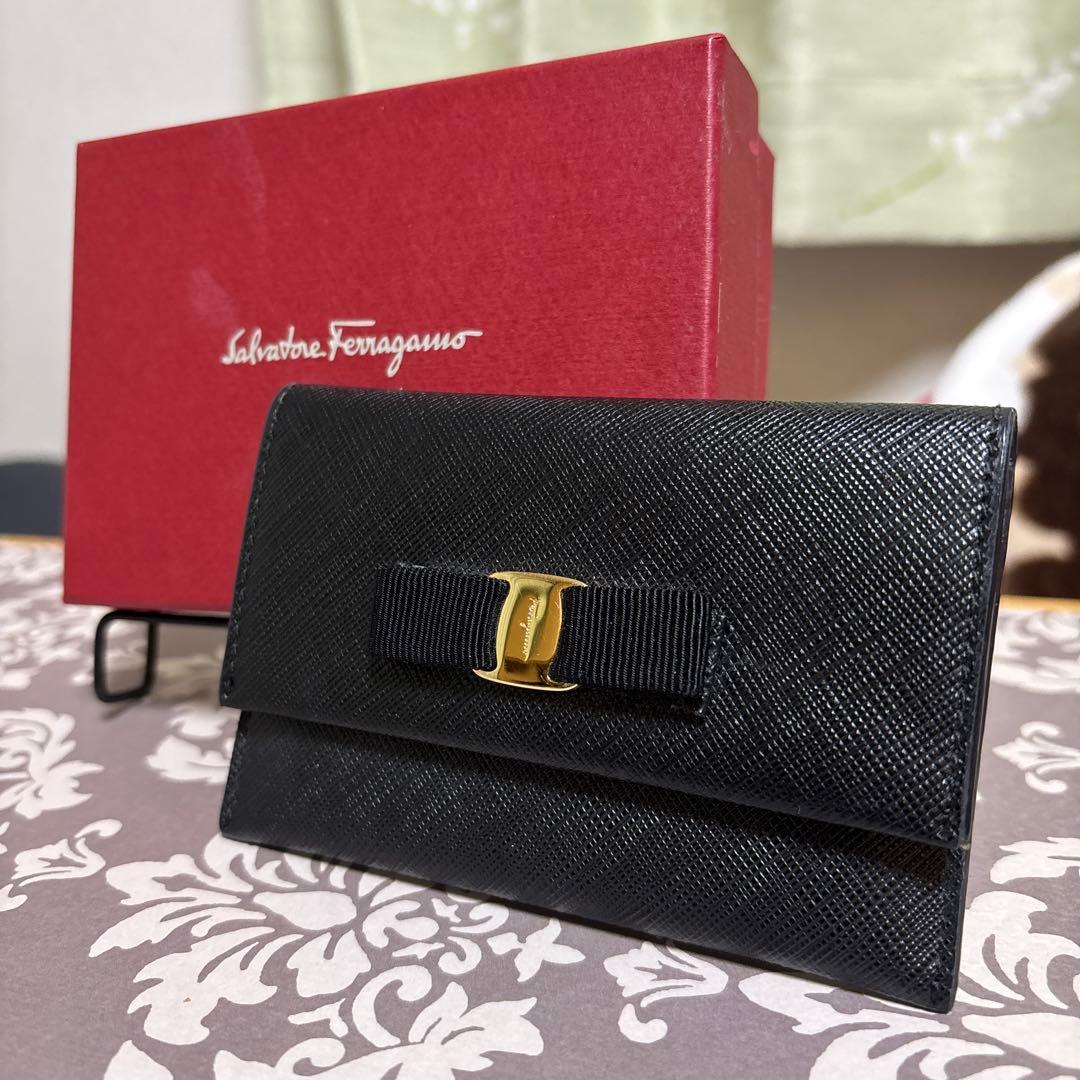 フェラガモ　ヴァラ　名刺入れ　黒