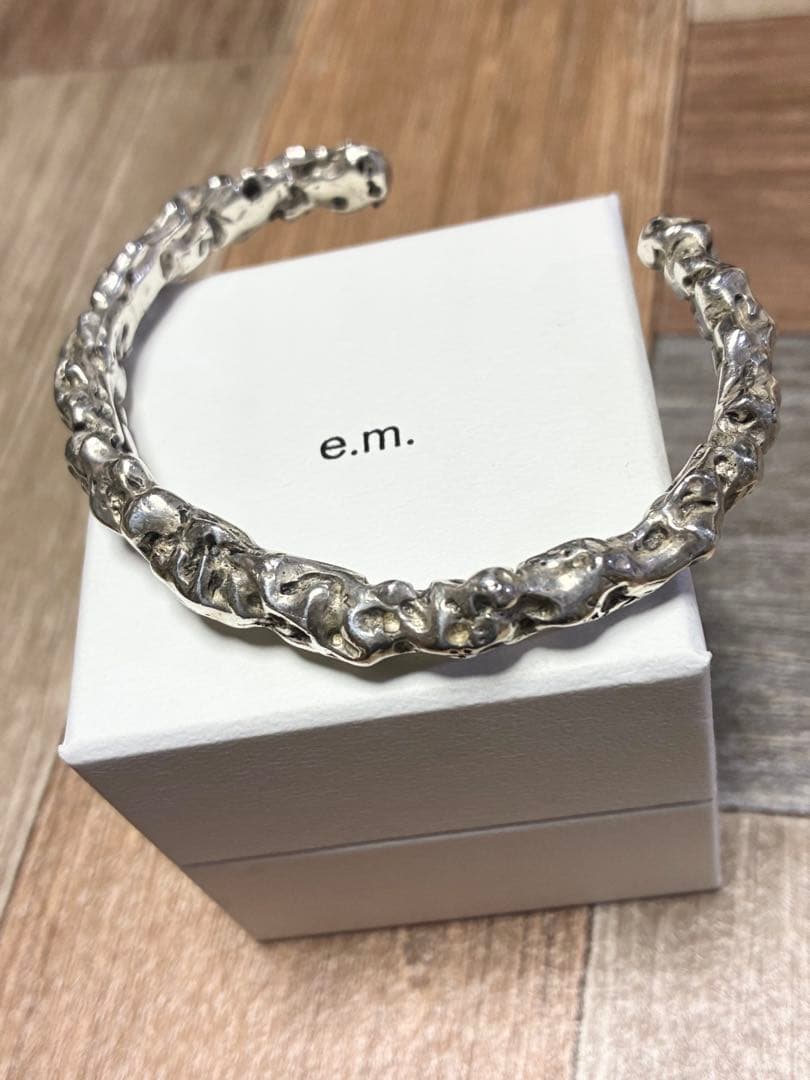 e.m. テクスチャーバングル SILVER ブレスレット