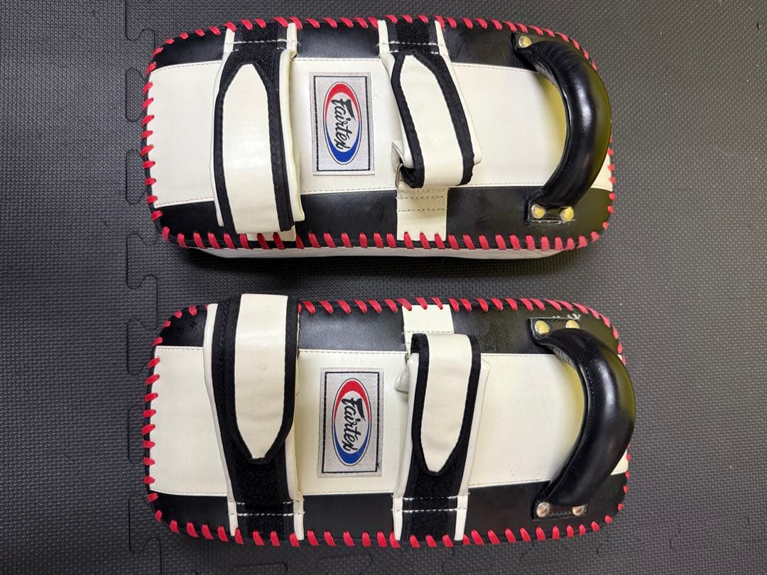 Fairtex キックミット 白黒赤