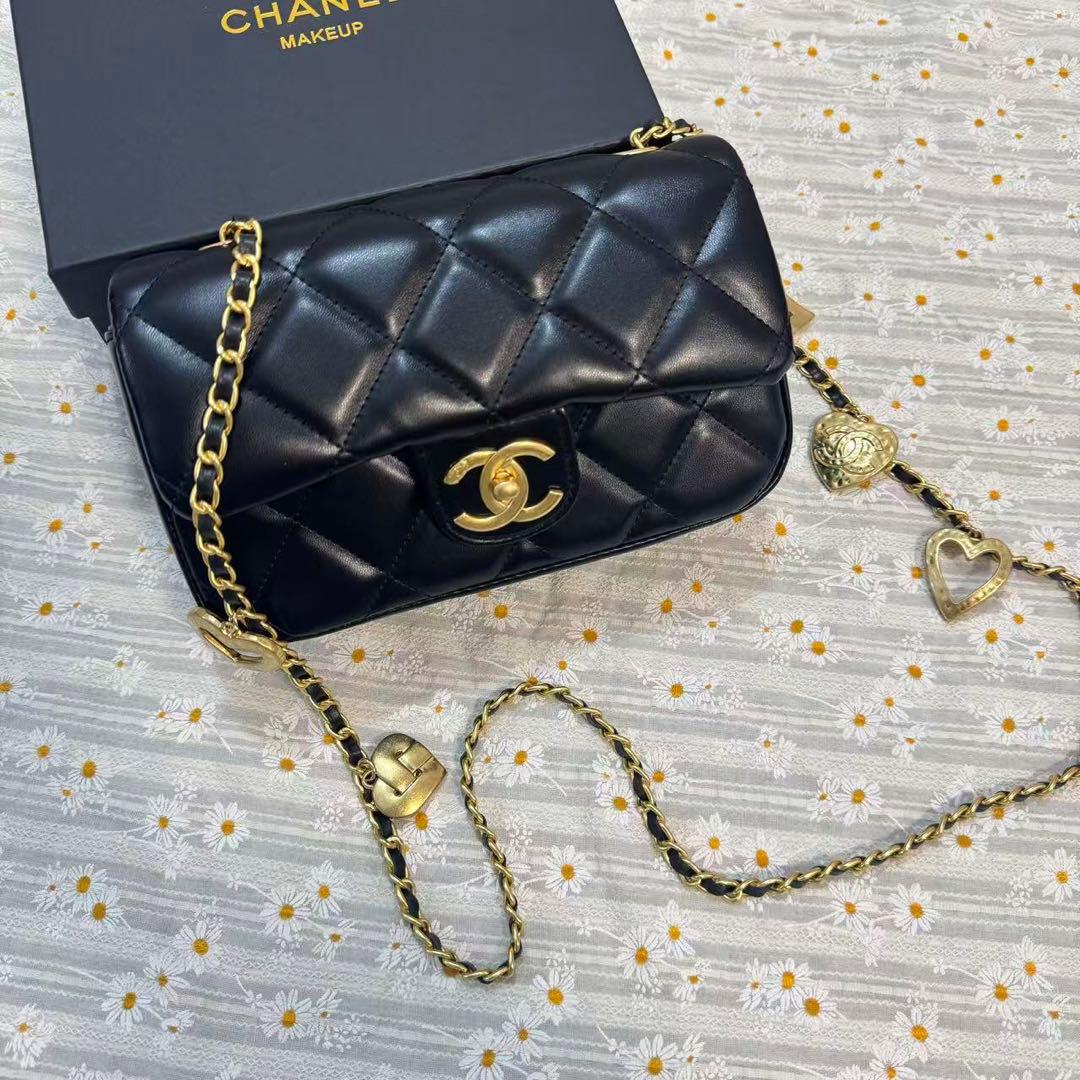 値下げしました！ノベルティ ハートチャーム付き ショルダーバッグ ブラック