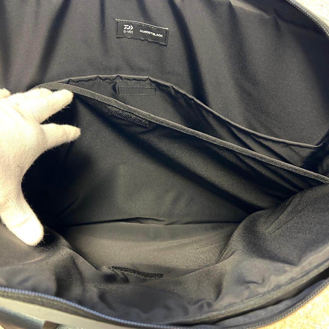 ディーベック オールモストブラック ヘルメットバッグ ショルダーバッグ カーキ