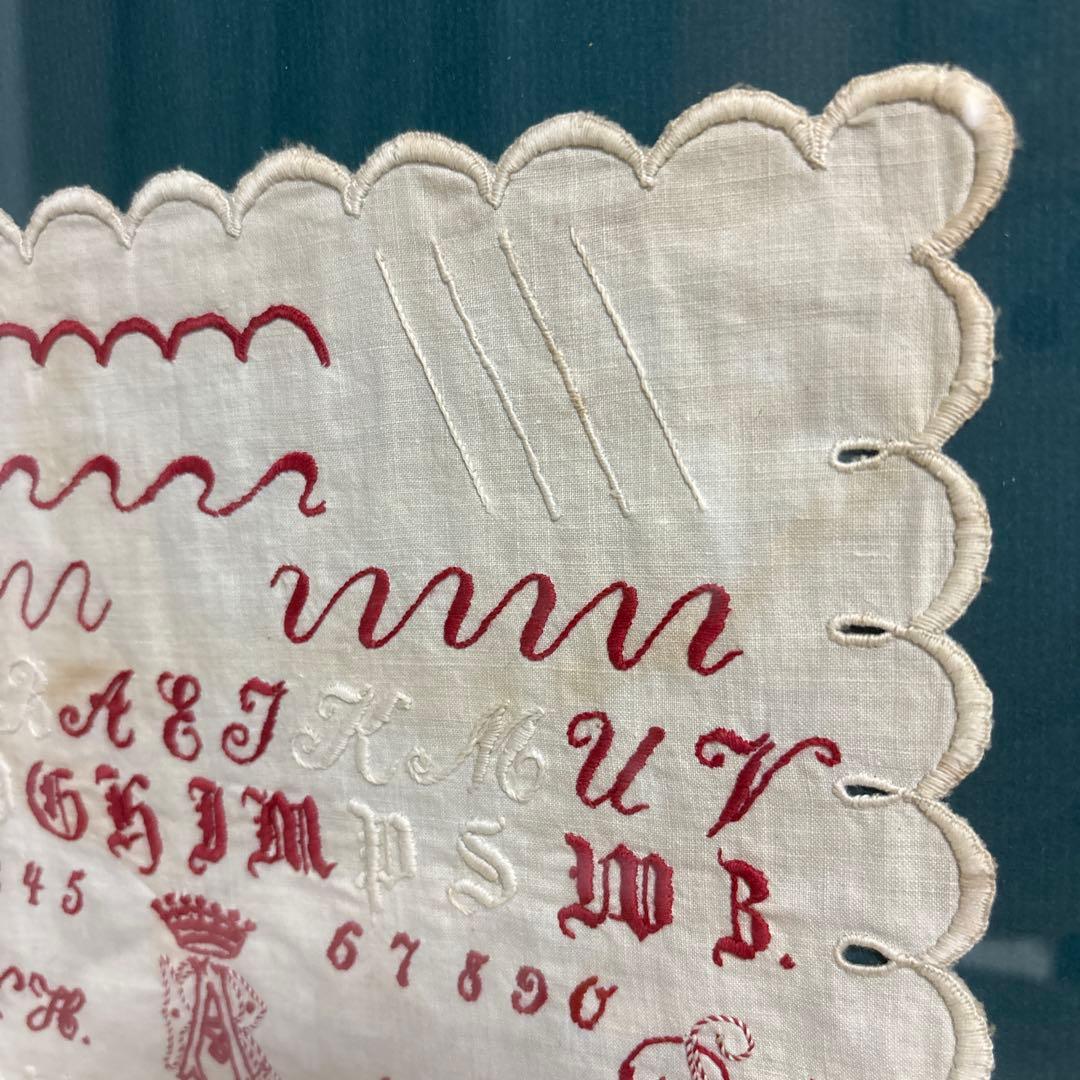 フランス　アンティーク　赤糸&白糸　サンプラー　刺繍　ガラス入り　額入り