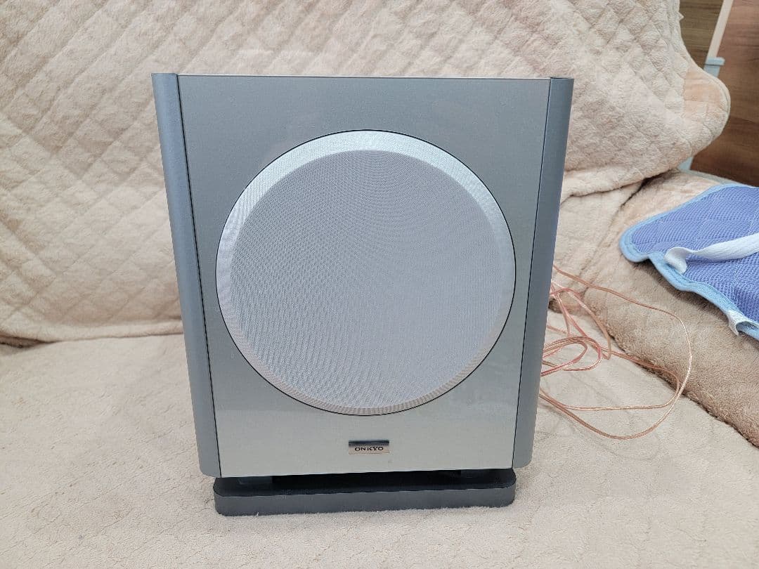 シルバー サブウーファー コンパクト　スピーカー