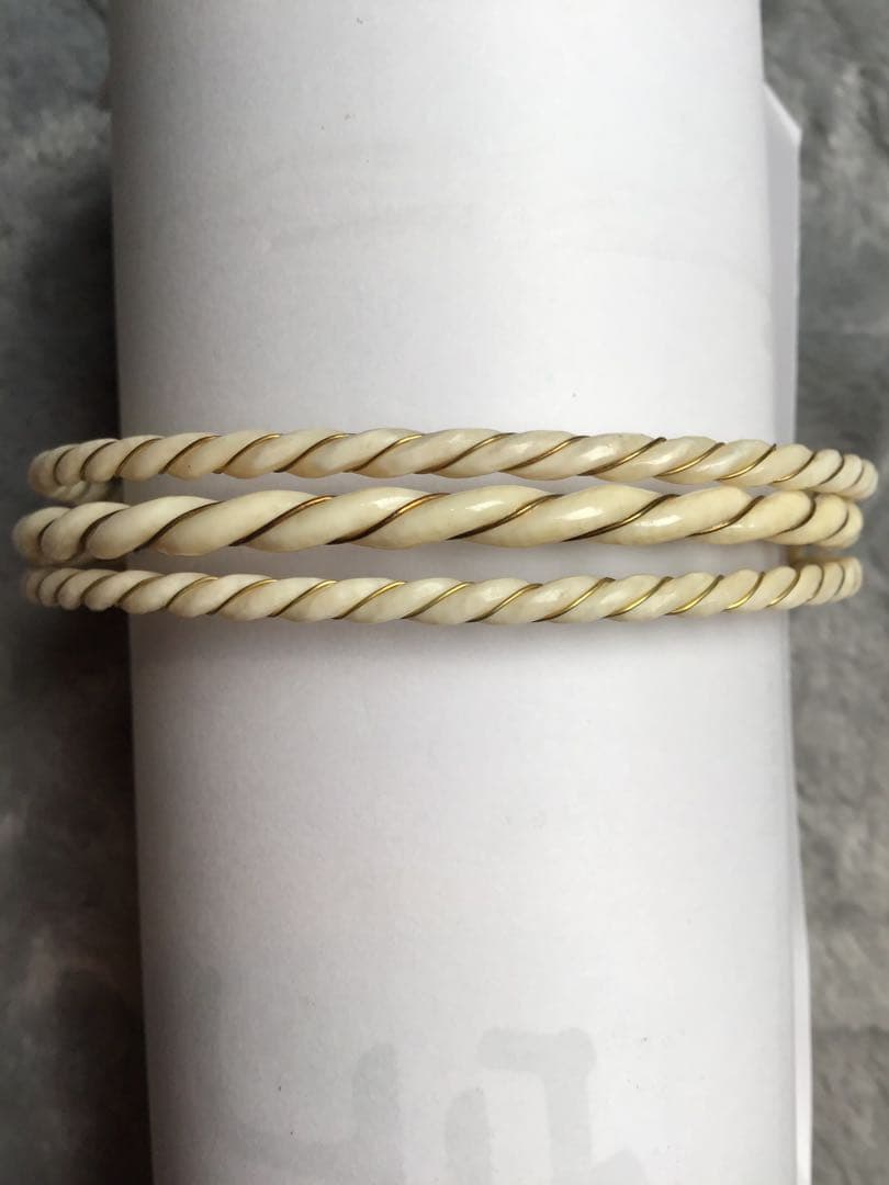 ビンテージ象牙調金巻きバングルとピアス