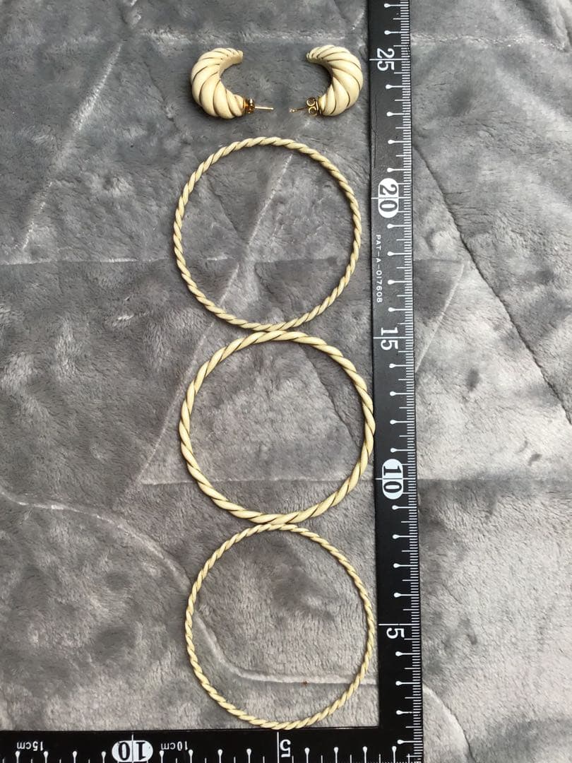ビンテージ象牙調金巻きバングルとピアス