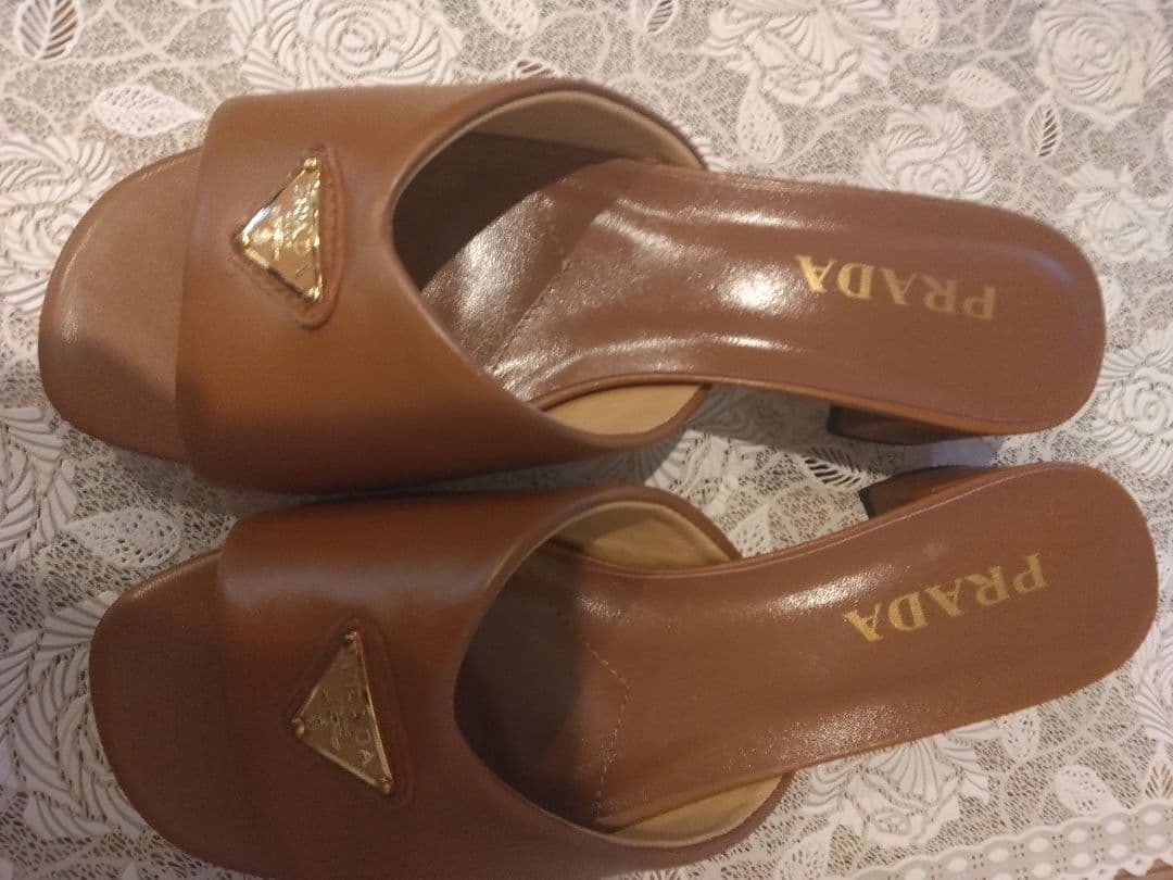 PRADAミュール、キャメル色