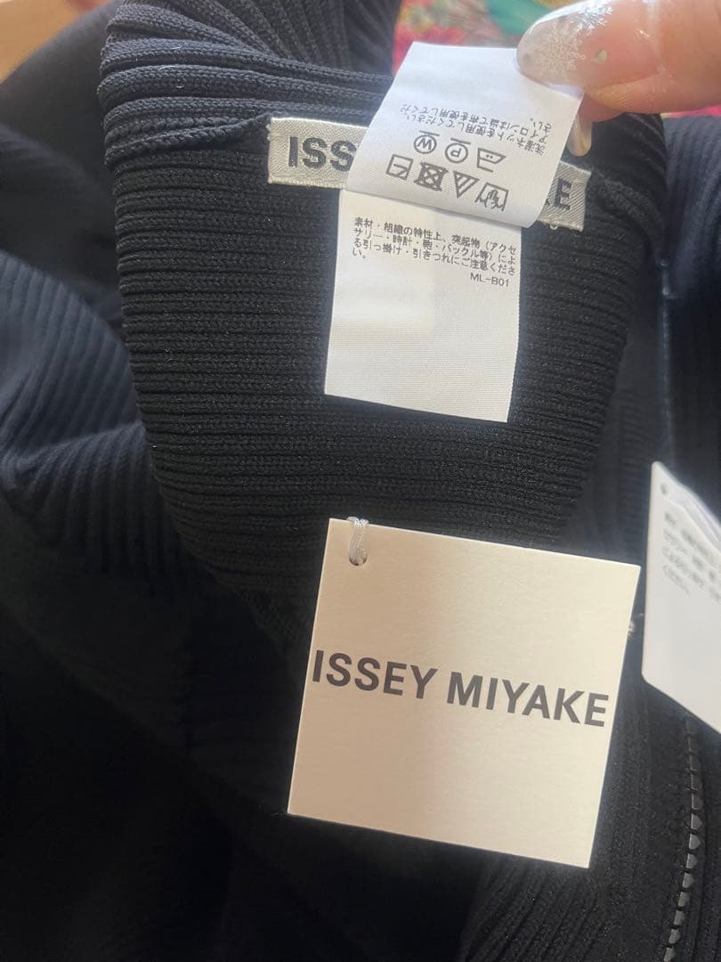 人気完売ISSEY MIYAKE KONEKONEコネコネジップアップ
