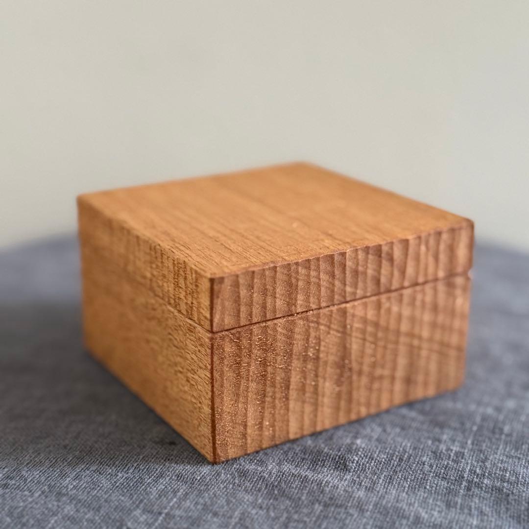 富井貴志さん　くり抜き全面彫りのバターケース