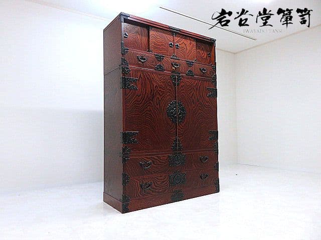 u*1様 伝統工芸 岩谷堂箪笥 欅材漆塗着物箪笥　 南部鉄金具/鍵付き/時代箪笥